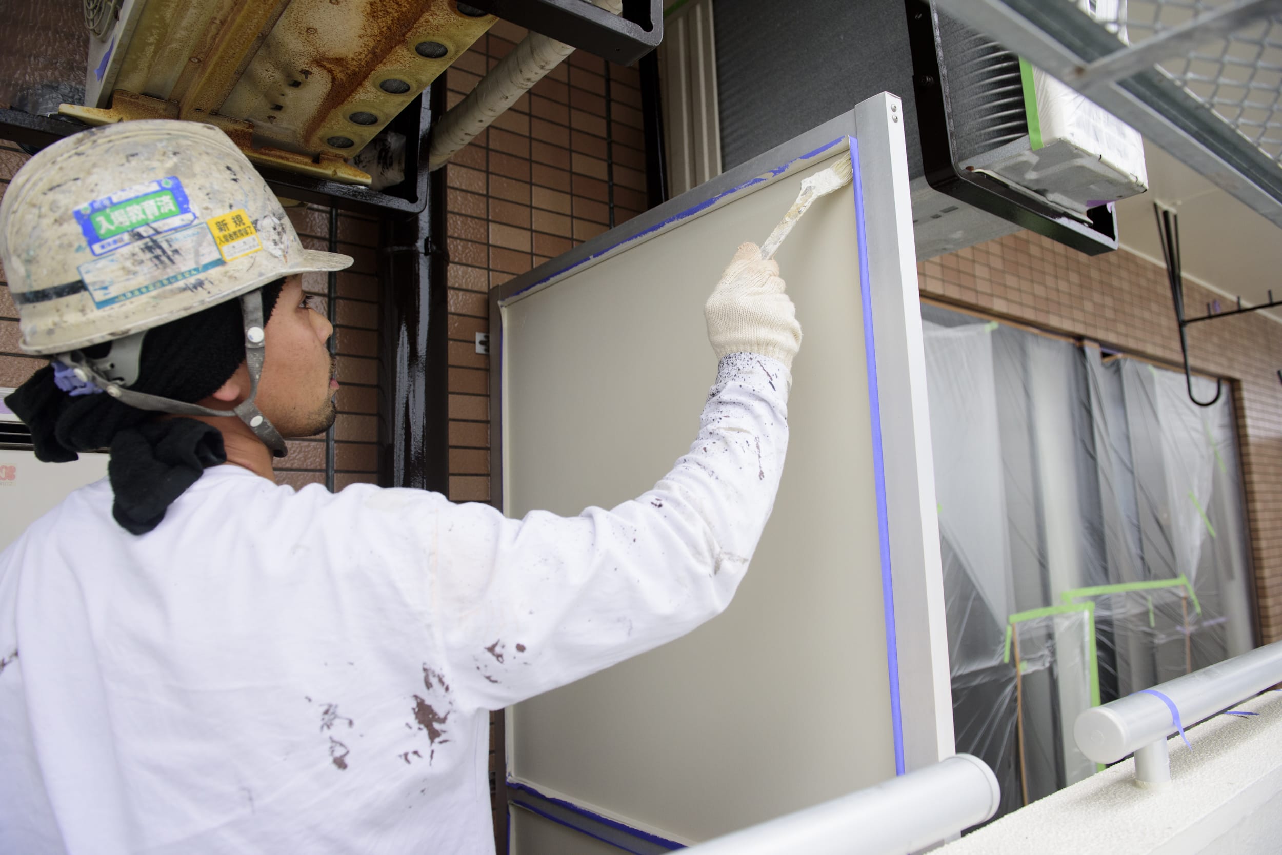 塗装する人物の写真