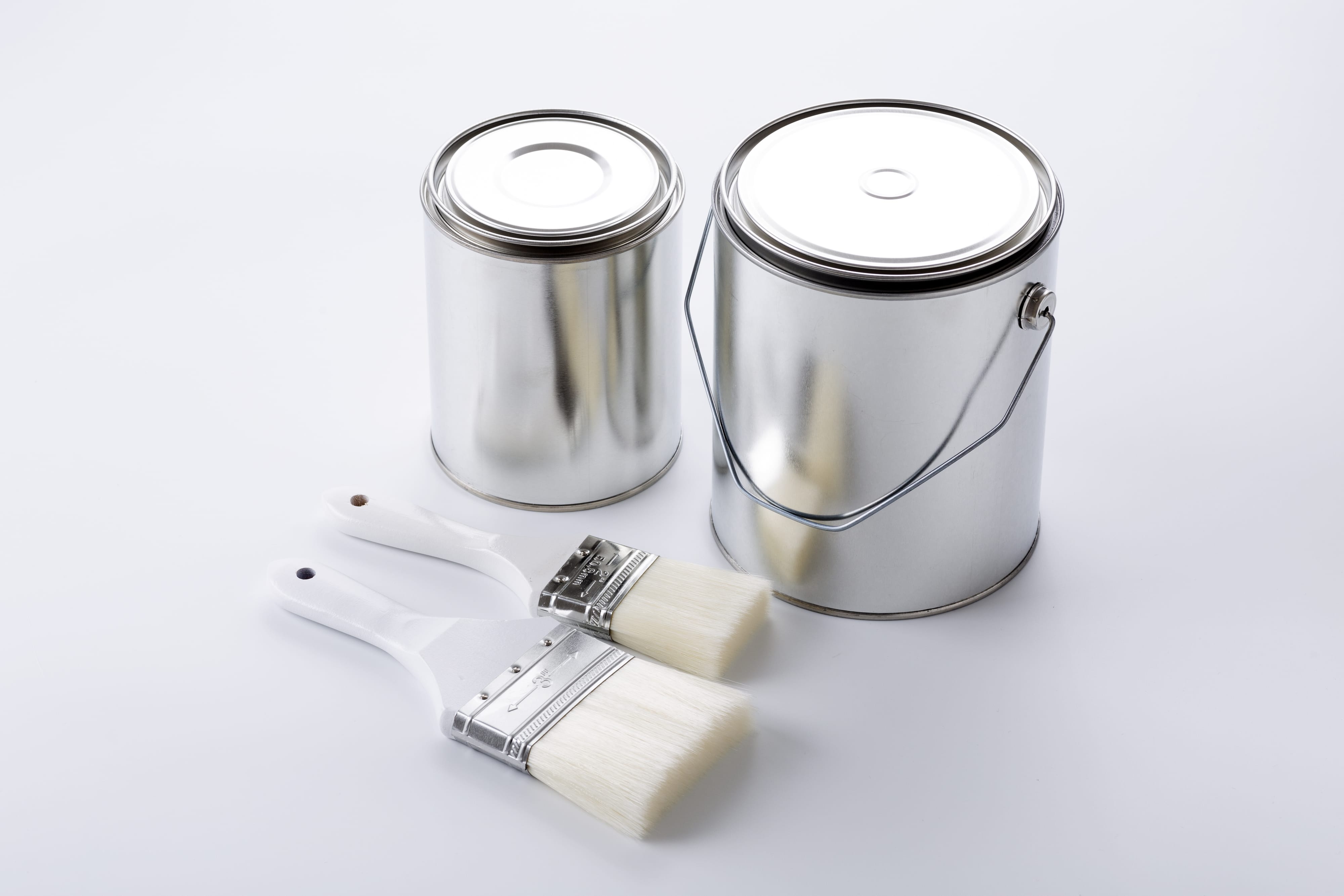 塗装の缶と刷毛の写真